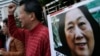 抗议人士在中国中央政府驻香港联络处外举行集会手举高瑜照片要求释放高瑜。（2015年11月27日）