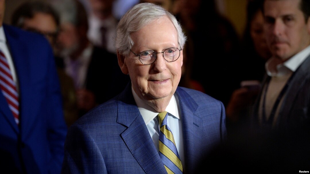 El líder de la minoría del Senado de EEUU, Mitch McConnell, habla con los medios de comunicación durante la conferencia de prensa republicana semanal en el Capitolio en Washington, el 7 de marzo de 2023. REUTERS/Bonnie Cash