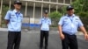 在杭州一个会议中心外面，保安人员阻止人们照相。20国集团峰会将在这个会议中心举行(2016年8月3日）