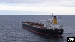 Нові санкції спрямовані проти російських нафтових компаній і проти так званого тінього флоту, який Росія використовує для експорту. Танкер Eventin під панамським прапором з 99 000 тонн нафти дрейфував у Балтійському морі біля Німеччини. 10 січня 2025 . AFP PHOTO/HAVARIEKOMMANDO.