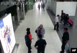 일본 '후지TV'가 공개한 말레이시아 쿠알라룸푸르 공항 CCTV 영상. 북한 지도자 김정은의 이복형 김정남(가운데)이 두 여성으로부터 독극물에 의한 것으로 추정되는 공격을 받은 직후 공항 보안 관계자와 얘기하는 모습이 보인다. 김정남은 이후 공항 진료소까지 직접 걸어서 이동했지만 진료소에서 몸 상태가 급격히 악화됐고, 병원으로 이송되던 중 사망한 것으로 알려졌다.