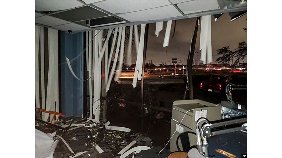 En esta foto proporcionada por Lew Morris, se ven daños causados a la estación de radio KNON-FM por el tornado que afectó Dallas, Texas, el domingo, 20 de octubre, de 2019.