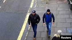 Camera ghi lại cảnh Alexander Petrov và Ruslan Boshirov đi trên đường phố ở Salisbury, Anh, ngày 4/3/2018.