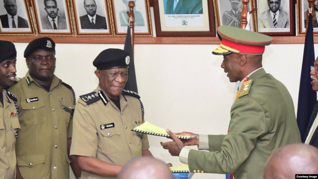 IGP mpya Okoth Ochola (kushoto) akikabidhiwa ofisi na IGP wa zamani Jenerali Kale Kayihura 