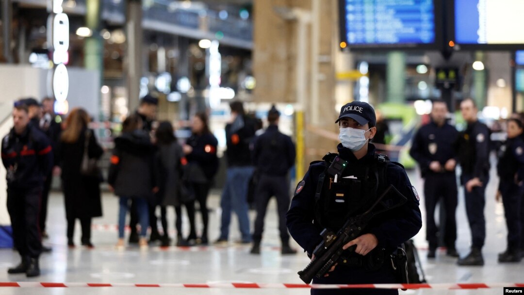 Fransa'nın başkenti Paris'teki, Avrupa'nın en büyük tren garı Gare du Nord'da bıçaklı bir saldırgan, 1'i polis 6 kişiyi yaraladı. 