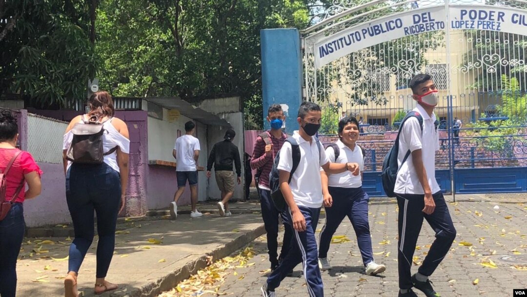 Estudiantes salen de una escuela de Nicaragua a mediados de 2020. Foto de Daliana Ocaña, VOA.