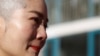 中国维权律师王全璋的妻子李文足削发抗议政府囚禁丈夫。（2018年12月17日）