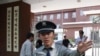 保安在陈光诚就医的北京朝阳医院大门外示意不许拍照。