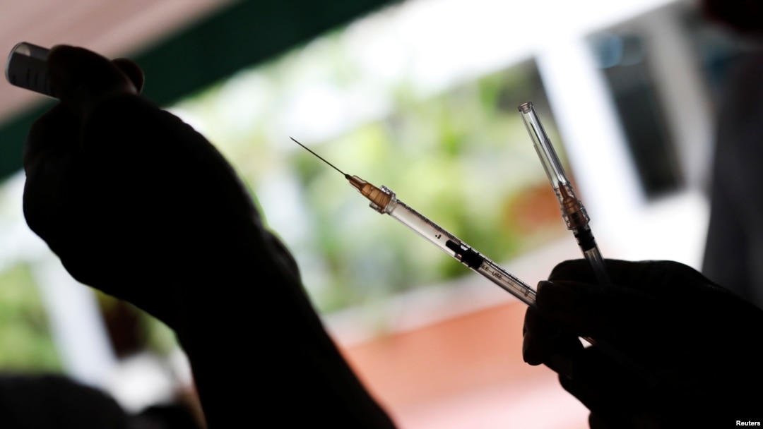 Un trabajador de salud prepara una dosis de la vacuna Sinopharm contra la enfermedad del coronavirus (COVID-19) como parte de una campaña de vacunación para adolescentes, en Caracas, Venezuela, el 27 de octubre de 2021.