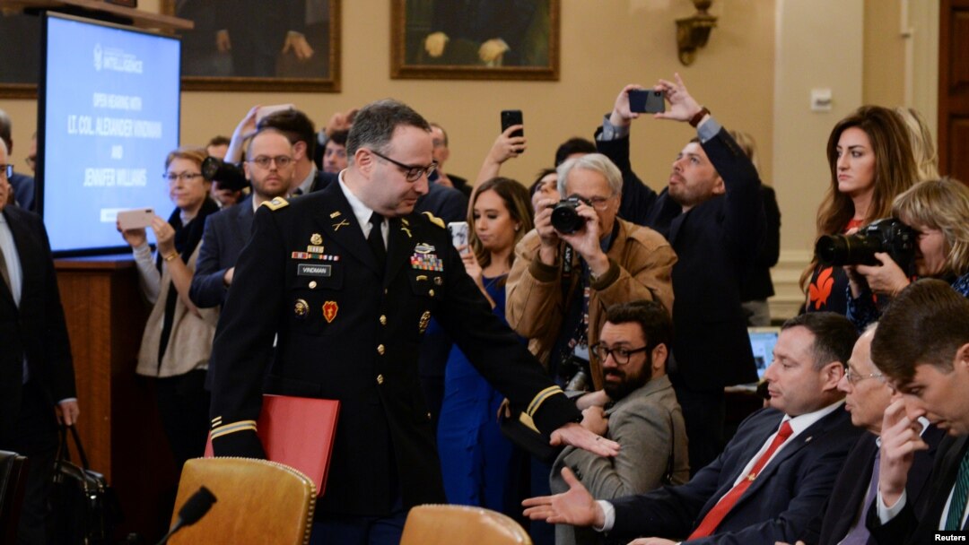Alexander Vindman saluda a su hermano Yevgeny Vindman, el 19 de noviembre de 2019, minutos antes de prestar declaración contra el presidente Donald Trump durante el proceso de destitución al que fue sometido.