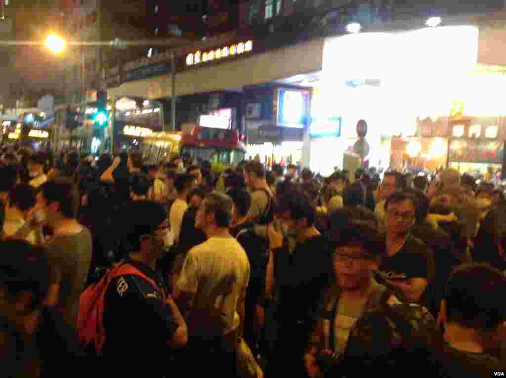 9点前,在中联办外与警察对峙的示威者突然撤离,轻往西区警署外的徳辅道西和西边街道口,现场双向交通中断,一场自2014年雨伞运动后的占领行动在酝酿中,现场至少有几千之。十多分钟后,警方开始广播,要求占路人士离开。