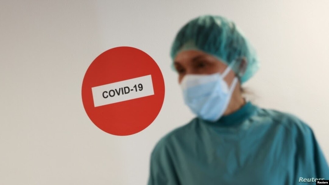 Un miembro del personal sanitario es fotografiado antes de tratar a un paciente que sufre de COVID-19 en el Hospital del Mar, donde se abrió una sala adicional para lidiar con un aumento en pacientes en Barcelona, ​​España, el 15 de julio de 2021.