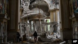 Руїни Одеського Спасо-Преображенського собору в Одесі, Україна, неділя, 23 липня 2023 року, після ракетних обстрілів Росії. (AP Photo/Jae C. Hong)
