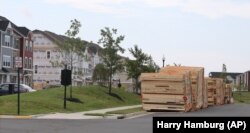 Секції нових будинків перед будівництвом в околиці Вашингтона