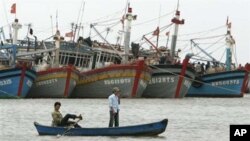 Vietnamese fishermen paddle their boat in Vung Tau, 125 kilometers (77 miles) south east of Vietnam's southern city of Ho Chi Minh (file photo)