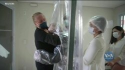 Обнятися і потриматися за руки через завісу: як відвідують рідних у будинках для літніх людей у США. Відео