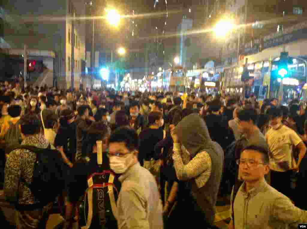 9点前,在中联办外与警察对峙的示威者突然撤离,轻往西区警署外的徳辅道西和西边街道口,现场双向交通中断,一场自2014年雨伞运动后的占领行动在酝酿中,现场至少有几千之。十多分钟后,警方开始广播,要求占路人士离开。
