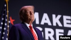 Колишній президент США та найрейтинговіший політик Республіканської партії США Дональд Трамп мітингує з прихильниками на заході у віскі-барі в Анкені, штат Айова, 2 грудня 2023 р. (Фото: REUTERS/Carlos Barria)