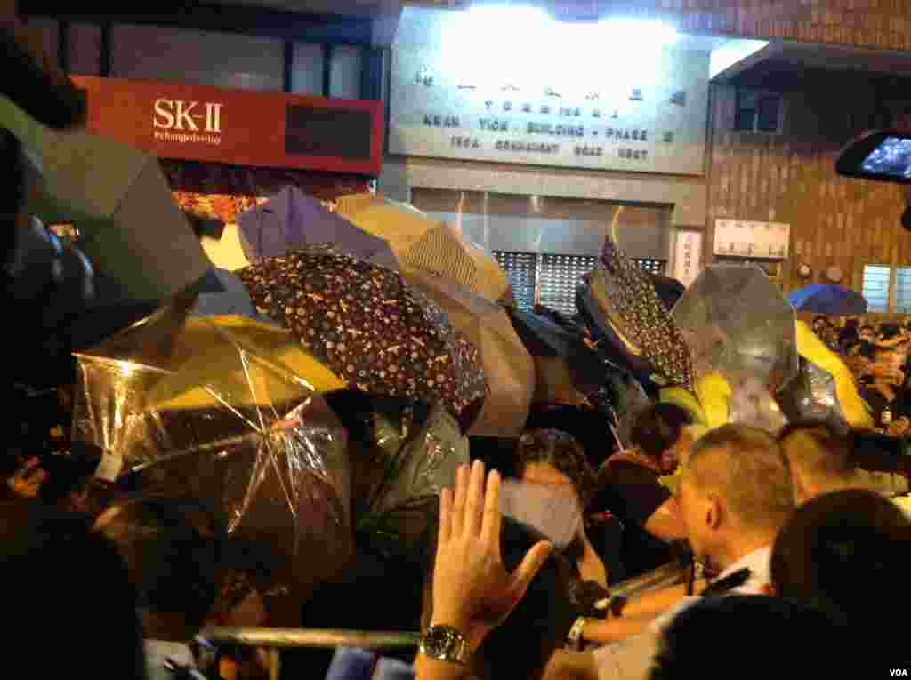 8点半左右,示威者手举雨伞再次冲击警方防线,警方则狂喷辣椒喷剂还击。警方调派大批警员增援,并将配备防暴头盔的警员派至一线与示威者对峙。警方不断呼吁示威者保持冷静,不要冲击警方防线,要求示威者尽快离开。