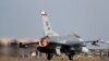 Винищувач F-16 ВПС США злітає з авіабази під час багатонаціональних повітряних навчань CRUZEX, у Бразилії, 21 листопада 2018. REUTERS/Пауло Вітакер