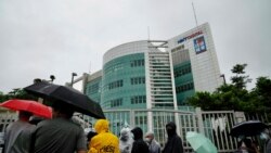 VOA Asia - Hong Kong newspaper shuts down