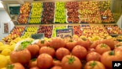 Продуктовий магазин в Афінах, Греція, 16 лютого, 2022 р. ФОТО: AP Photo/Petros Giannakouris