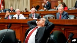 Después de trabajar durante la noche, el miembro del Comité de Comercio y Energía de la Cámara de Representantes, Tony Cárdenas, se extiende mientras los miembros del comité discuten los detalles del proyecto de ley de reemplazo "Obamacare" el jueves 9 de marzo de 2017.