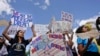 “幼年来美暂缓递解行动（DACA）”的支持者今年9月在白宫前举行示威