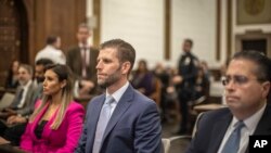 Ерік Трамп, син колишнього президента Дональда Трампа, продовжує свідчити у Верховному суді штату Нью-Йорк у п’ятницю, 3 листопада 2023 року, у цивільній справі щодо фінансового шахрайства. (Фото: Дейв Сандерс/The New York Times через AP)
