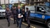 El periodista José Rubén Zamora es escoltado por la policía para una audiencia judicial en la Ciudad de Guatemala el 30 de mayo de 2023.
