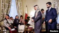 Шейх Ахмед бін Насер Аль-Тані, посол Катару в Росії, вручає подарунки українським дітям перед їхнім від’їздом в Україну з Росії за угодою, укладеною за посередництва Катару, в Москві, 5 грудня 2023 року. (Фото: REUTERS/Максим Шеметов)