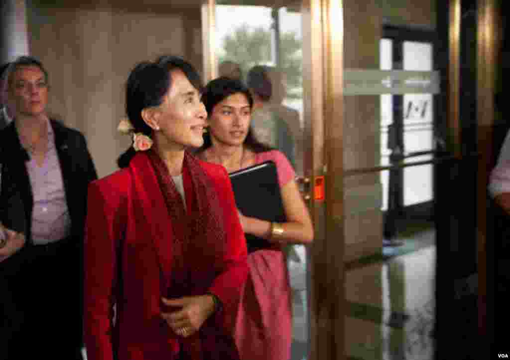 Bà Aung San Suu Kyi chào đón nhân viên Đài Tiếng nói Hoa Kỳ tại Trụ sở đài VOA ở Washington D.C, ngày 18/9/2012. (Alison Klein / VOA)