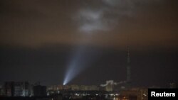Українські ППО в пошуку російських дронів-камікадзе над Києвом, 25 листопада 2023. REUTERS/Gleb Garanich