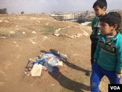 A child's grave in one of Mosul's packed graveyards is marked with a blanket, Jan. 29, 2017. (H. Murdock/VOA)