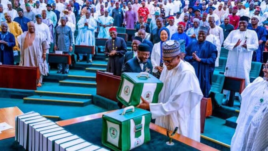 Lokacin da shugaba Buhari ya ajiye kasafin kudin 2022 a gaban majalisa (Facebook/Femi Adesina)