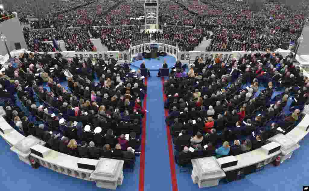 Phó Tổng thống Joe Biden và Tổng thống Barack Obama chờ đợi nghi lễ tuyên thệ nhậm chức tại Điện Capitol ở thủ đô Washington, ngày 21/1/2013.