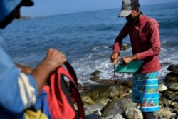 Eric Mendez, un albañil que ha buscado en la pesca el alimento para salvar a su familia del hambre, agravada por la pandemia del coronavirus.