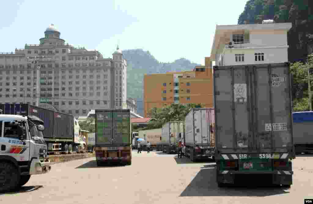 Xe tải chở hàng chờ đến lượt sang Trung Quốc từ cửa khẩu Tân Thanh, Lạng Sơn. (D. Schearf/VOA)