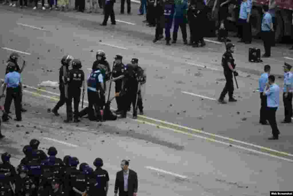 廣安市鄰水縣爆發爭取高鐵大規模遊行（網絡圖片 )