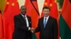 马拉维总统穆塔里卡与中国国家主席习近平在人民大会堂举行双边会谈前握手（2018年9月1日）。
