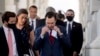 Minis Trezò a, Steven Mnuchin (nan mitan) ki t ap kite Kongrè a aprè yon rankont ak Prezidant Chanm Depite a, Nancy Pelosi, e lidè minorite e nan Sena a, Chuck Schumer, vandredi 7 out 2020 an, jou negosyasyon yo te echwe a..