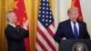 资料照片：美国总统特朗普在白宫美中第一阶段经贸协议签署仪式上讲话时中国副总理刘鹤鼓掌。（2020年1月15日）
