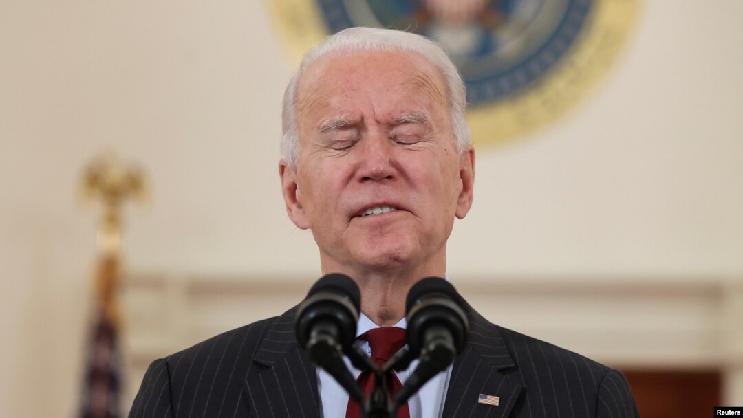 U.S. President Joe Biden reacts as he delivers remarks in honor of the 500,000 U.S. deaths from the coronavirus disease (COVID-19), in the Cross Hall at the White House in Washington, U.S., February 22, 2021. (REUTERS/Jonathan Ernst)