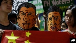 Tư liệu: Sinh viên đeo mặt nạ hình TT Duterte và Chủ tịch TQ Tập Cận Bình trong một cuộc biểu tình để phản đối chuyến thăm của Chủ tịch TQ tới Manila hôm 20/11/2018 khi ông Tập đề nghị các khoản cho vay mới, và hợp tác khai thác vùng biển đang tranh chấp (AP Photo/Aaron Favila)