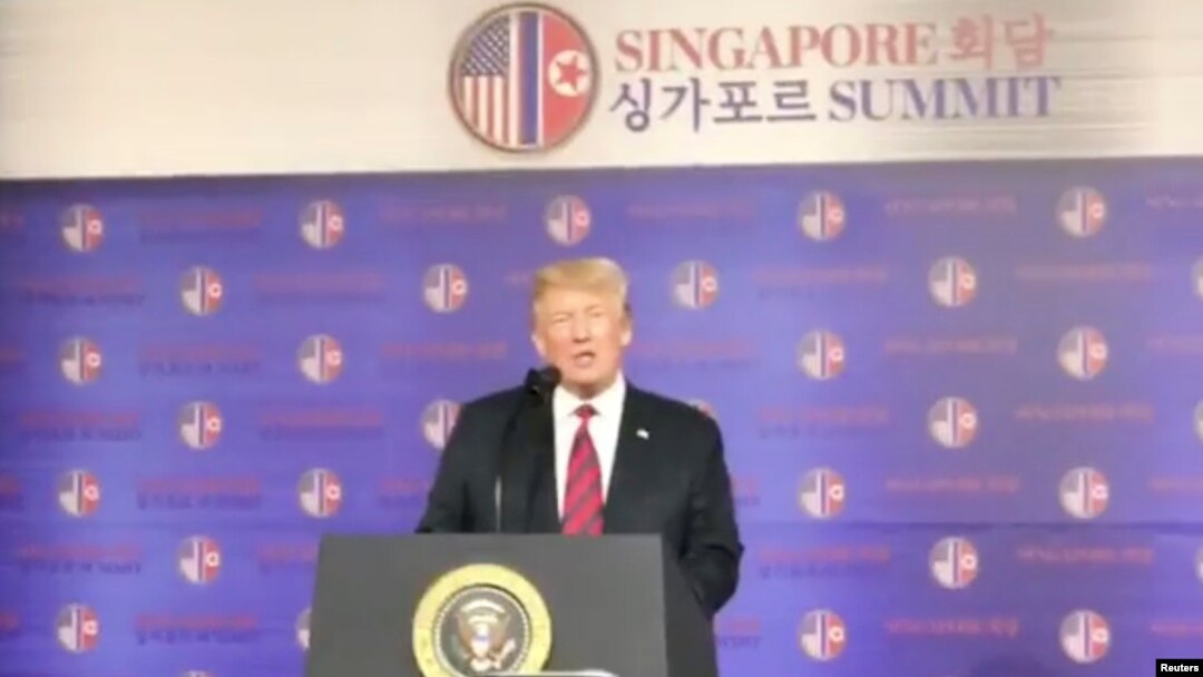 도널드 트럼프 대통령이 11일 싱가포르 샹그릴라 호텔에서 열린 미국대사관 행사에서 연설하고 있다.