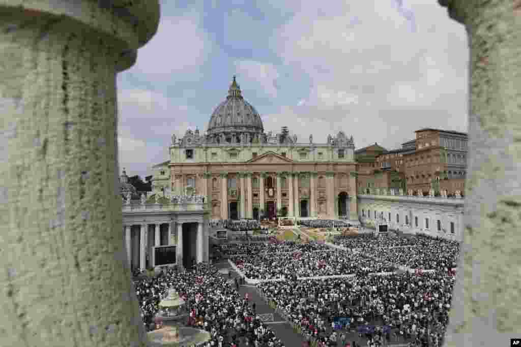 A view of St. Peter's Square during Easter Mass celebrated by Pope Francis, at the Vatican, April 16, 2017.