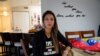 Mariana Molero viste una camiseta con la frase TPS Para Venezolanos, mientras posa para una foto en su casa de Pembroke Pines, en Florida, el 22 de enero de 2021.
