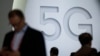 在巴塞罗那举行的世界移动通信大会(MWC)上，人们走过5G展台。（2018年2月26日）
