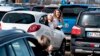 Jenn moun ki sòti pou y al nan yon fèt nan Denmark nan moman KOVID-19 la t ap pwopaje rapidman nan peyi sa a. (Foto: Henning Bagger / Ritzau Scanpix / AFP).