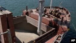Фото: Завантаження зерна в румунському порті Констанца, червень 2022 року. (AP Photo/Вадим Грида)